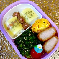 (2/28)年少さんのお弁当　　　　　　　　　　　おにぎり、一口豚カツ、蒸しブロッコリー、鮭入り玉子焼き、無えんせきウィンナー、ミニトマト🍅|Kahoさん