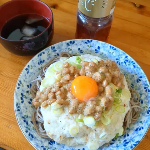 「白だしゴールド」を使ってみたSnapdishの料理・レシピ写真:にんべんの白だしでとろろ納豆卵蕎麦🥢