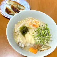 ランチは先週の餃子の残り🥟冷凍してたのと、鶏手羽中とエビのフォー🎵