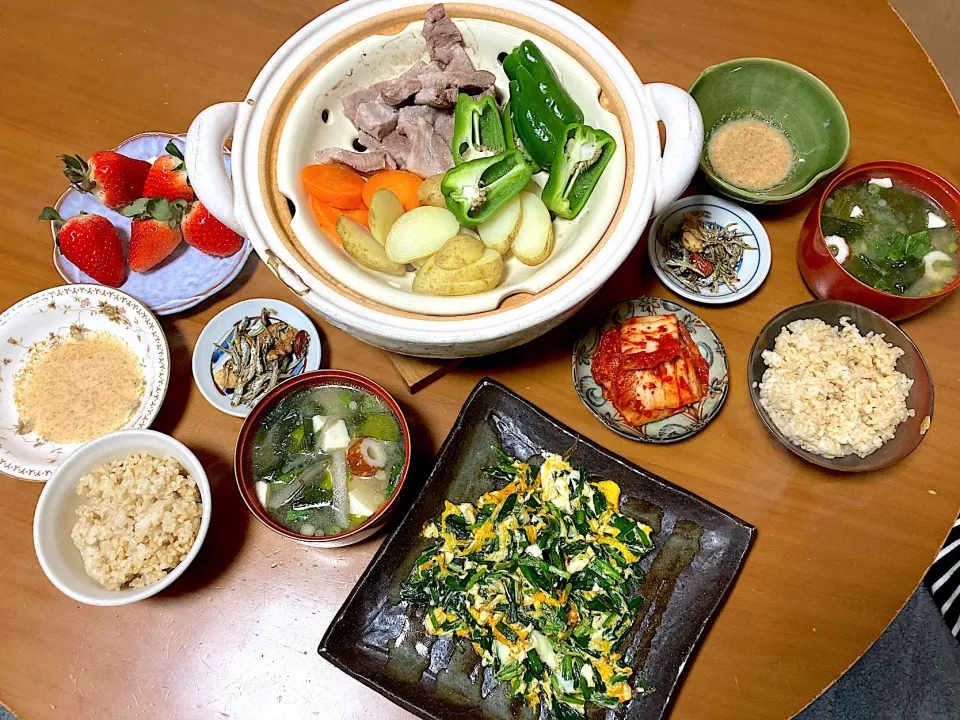 ヘルシー蒸し土鍋で蒸し野菜と蒸し豚ロース♡胡麻ドレに粒みそで美味しい🎶|さくたえさん