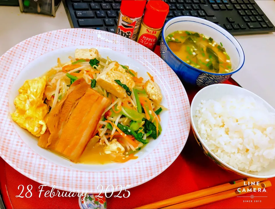 本日の日替わり弁当🍱
  沖縄食堂定番  おかず  DELI STYLE

①おかず

    おまけ
②三枚肉煮付け
③たまご焼き

④島豆腐とわかめのみそ汁
   
   味変軍団    一味唐辛子・白胡椒|TakeBooさん