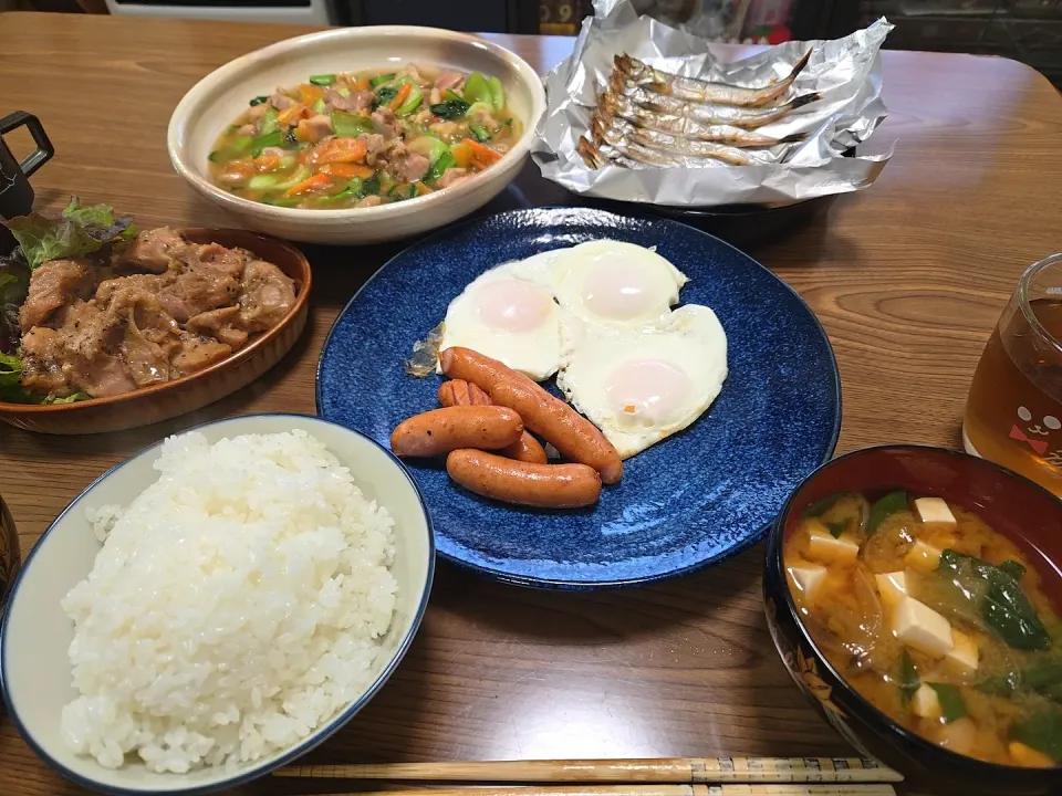目玉焼き・ししゃも・とりモモとチンゲン菜煮込み・ご飯・味噌汁🌺|chiyukiさん