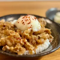 豚の生姜焼き丼温玉のせ|ふくすけ食堂さん