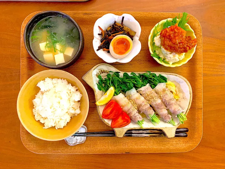 豆苗の豚バラ巻き蒸しのおぼんごはん|すずさん