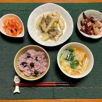 王道キムチとイカそうめん和え、黒豆ごはん、鶏胸肉と野菜のクリーム煮、蓮根と紅大根の塩きんぴら、ワンタンスープ|柚子きりかさん