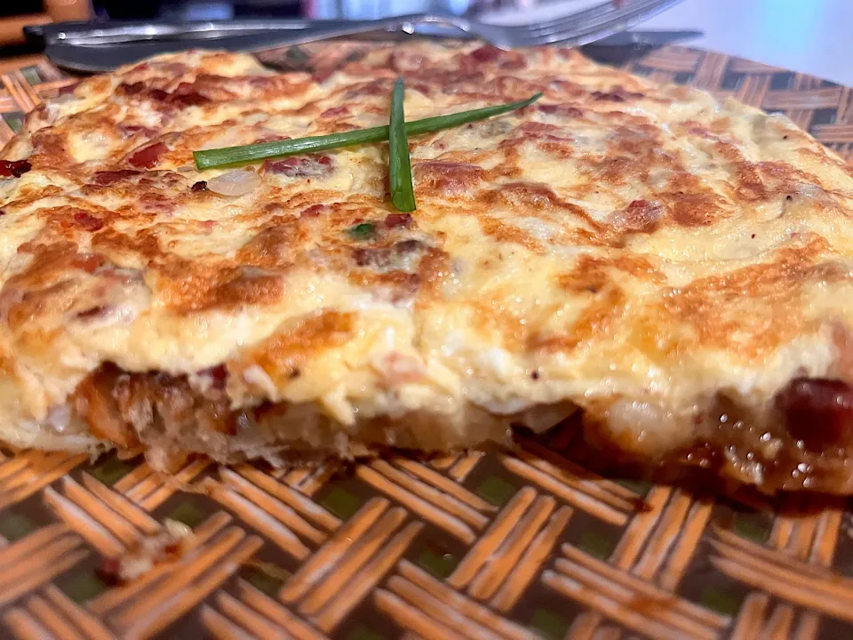 Sautéed bacon and onions, eggs on croissant crust|🌺IAnneさん