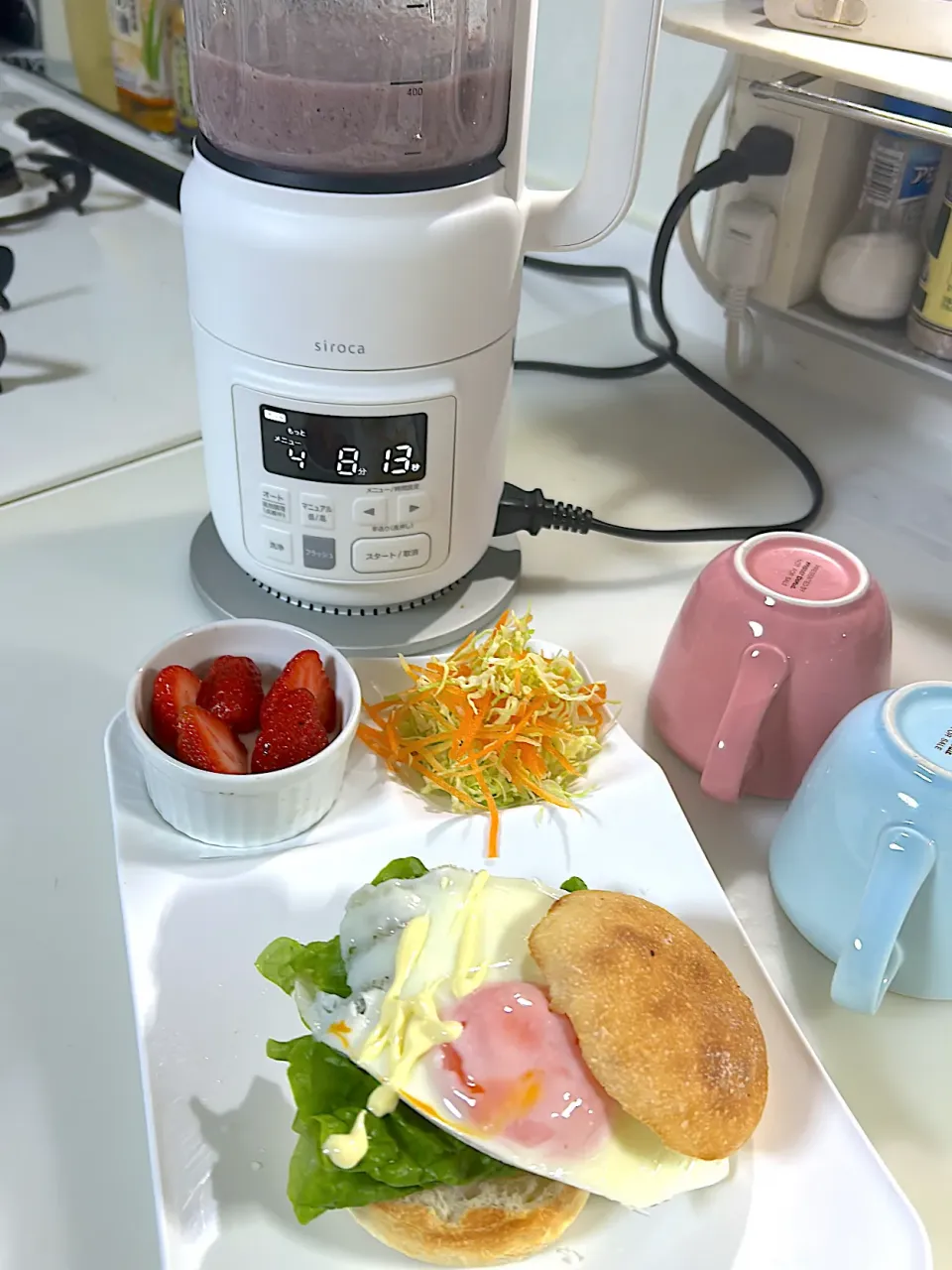 我が家モーニング　いちごヨーグルト🍓キャベツ人参🥕　米粉パン目玉焼きサンド　バナナ黒豆ホットスムージー|まゆさん