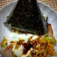 惨憺たる肉野菜目玉焼き🍳と🍙おにぎり|すくらんぶるえっぐさん