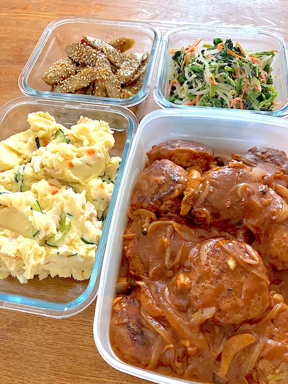 作り置きおかず（煮込みハンバーグ、ポテトサラダ、ごぼう甘辛揚げ、もやしとほうれん草サラダ）|ピンキーさん
