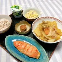 grandmaの晩ごはん☆ 今夜はジャガイモの芽が出かけてたから肉じゃがと白菜の酢の物と鮭を焼きました| kaoriさん