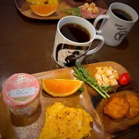 スクランブルエッグ　チキンナゲット　ゴーダチーズ　オレンジ　白桃ヨーグルト　コーヒー|ch＊K*∀o(^^*)♪さん