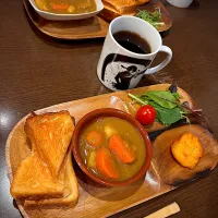 チキンナゲット　サラダ　ポークカレー　デニッシュトースト　コーヒー|ch＊K*∀o(^^*)♪さん