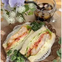 3/1❤︎フライドチキンわんぱくサンド🥪

今日から3月🌸青空が広がり初夏のような暖かでしたね🌿
　
＊白神ソフトフランスパン
＊ フライドチキン
＊フリルレタス＊キャベツ ＊トマト| Makinsさん