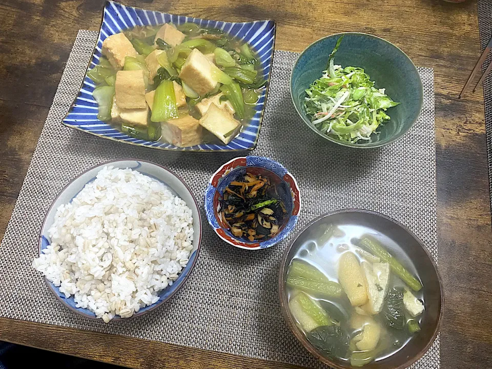 青梗菜と厚揚げのオイスター炒め　キャベツとブロッコリーのコールスロー　ひじきの煮物　麦ご飯　味噌汁|♡misaki♡さん