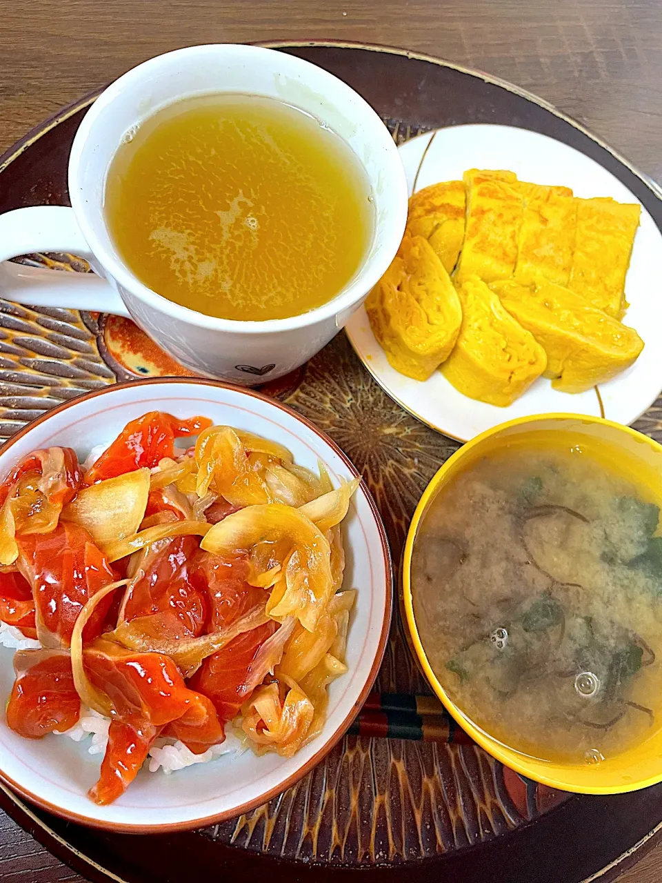 漬けサーモン丼ともずくの味噌汁と、卵焼き|にゃふてん⛩️さん