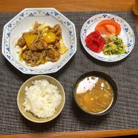 回鍋肉(豚ロース、キャベツ、玉ねぎ、もやし、パプリカ)、エノキと豆苗のポン酢和え、紅大根の酢漬け、トマト、お味噌汁(里芋、蓮根、なめこ)|柚子きりかさん