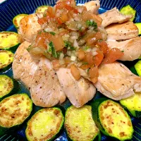 鶏むね肉焼き🍅トマトと玉ねぎドレッシングかけ|みっこちゃんさん