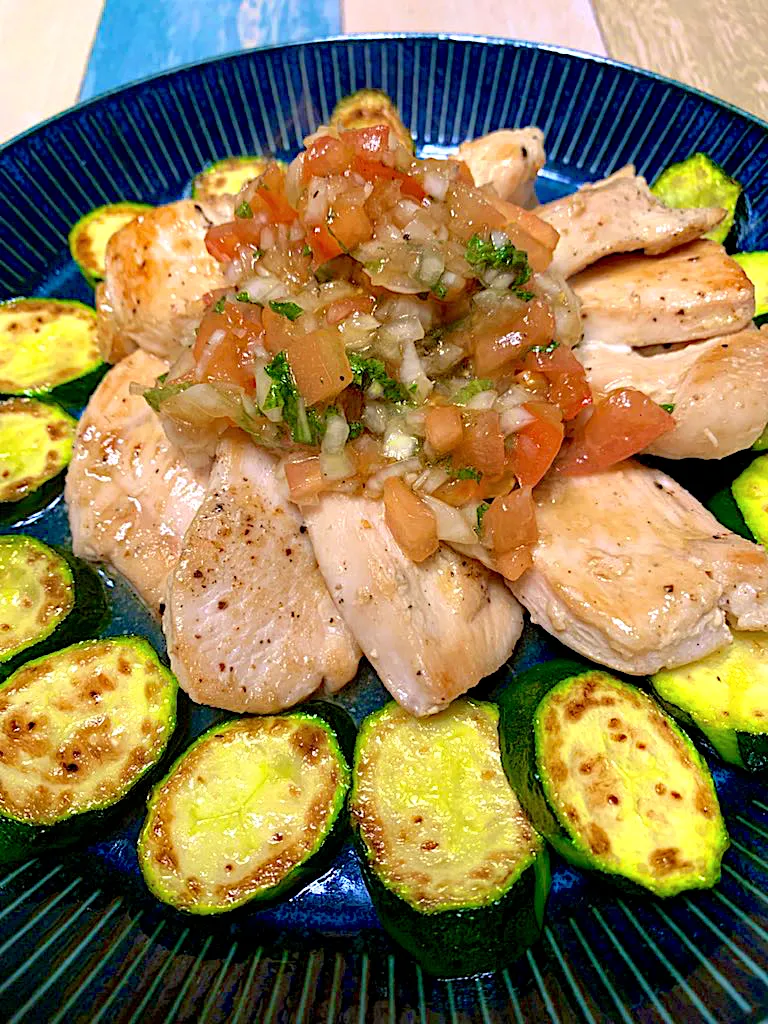 鶏むね肉焼き🍅トマトと玉ねぎドレッシングかけ|みっこちゃんさん