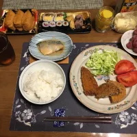 ご飯、いなり寿司、太巻き,海苔巻き,いなり寿司、鯖の味噌煮、アジフライ&コロッケ&メンチカツ,トマト,千切りキャベツ,沢庵、烏龍茶、冷やしたチリ産葡萄、みたらし串団子(夕飯)| enarinさん