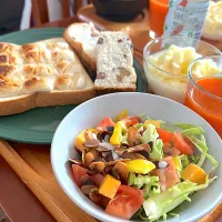 日曜日の朝ごはん　　　　　　　　　　　　　　　　ストアトースト🍞と　　　　　　　　　　　　　　和栗とかのこ豆の食パン|mokoさん