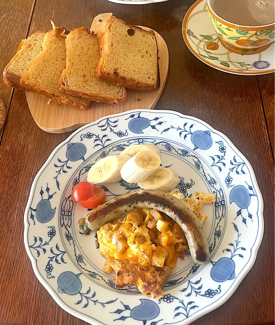 ブランチ♯自家製ソーセージ♯エシレ♯パン🍞♯クーガ芋のスクランブルエッグ|小松菜さん