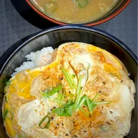 玉子丼と豚汁 400円|すくらんぶるえっぐさん