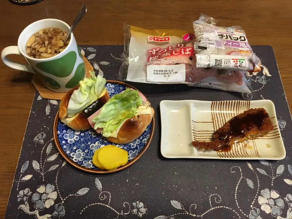 レーズンロールパントーストサンドイッチ、桜蒸しぱん、ランチパックミルクティー、アジフライ、沢庵、ワカメ＆揚げニンニク＆揚げ玉ねぎ入りタマネギスープ(昼飯)|enarinさん