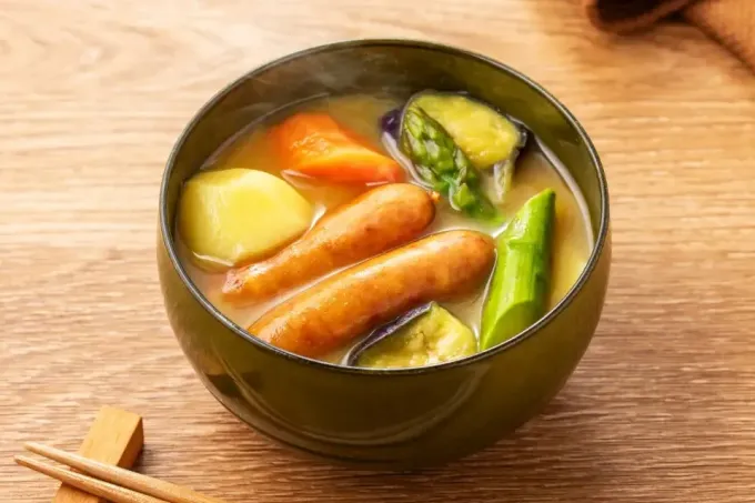 チーズシャウエッセンのみそカレーみそ汁|マルコメ キッチンさん