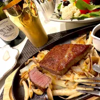 牛トモサンカクステーキ🥩茸添え➰🥂😋|ナムナムさん