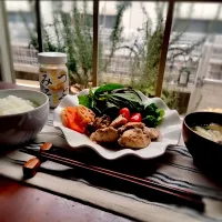 鶏の味噌焼きと長葱とナスとしめじの味噌汁|かよこさん