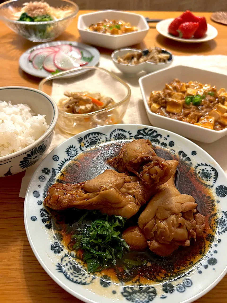 麻婆豆腐にFitDishさんの鶏手羽元の照り煮と切り干し大根のうま煮を合わせて晩ごはん|むぎこさん
