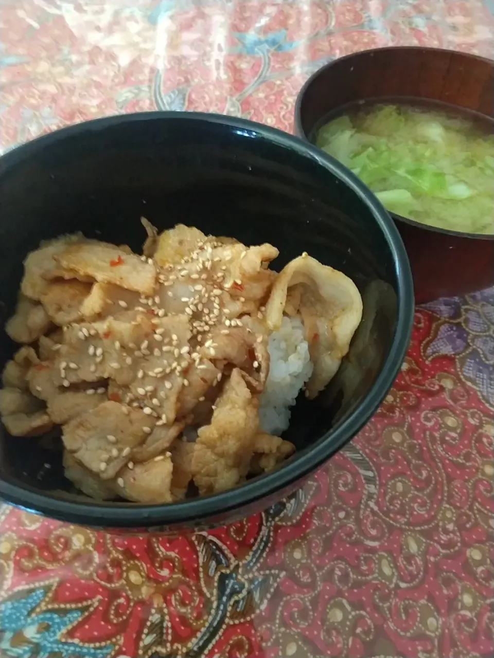 豚カルビ丼、きゃべつのみそ汁|はやとさん
