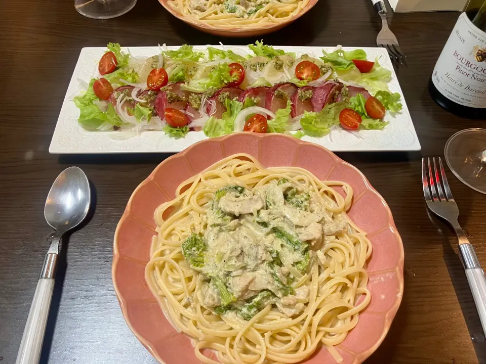 ミルクで作ったホワイトソースっぽい菜の花のパスタ、紫カブと大根のグリルジェノベーゼソースで|tatsuponさん