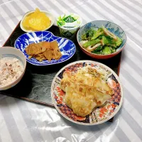 grandmaの晩ごはん☆ 今夜はおネギの酢味噌和えがメ〜ン
後は餃子と福神漬けで頂きます| kaoriさん