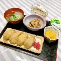 grandmaの晩ごはん☆ 今夜はおいなりさんと…五目豆を煮たからそれで頂きます　ケーキは差し入れで…お雛様やからかなぁ|kaoriさん