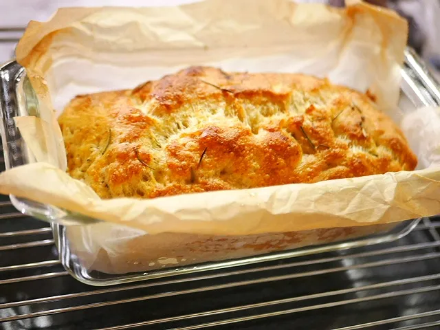 初めてフォカッチャ焼いたよ〜💕表面にはローズマリーと塩を散らして焼き上げました✨|深夜特急fさん