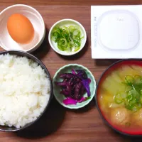 今日の朝ごはん（ごはんはあきたこまち、納豆、生卵、白菜と肉団子のみそ汁、しば漬け）|Mars＠釜飯作り研究中さん