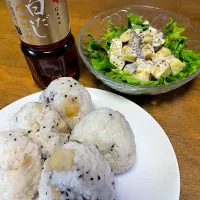 さつまいもご飯のおにぎりとさつまいもサラダ|nozoさん