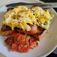 Happy Toast : Avocado scrambled eggs tomatoes seasalt black pepper butter kewpie mayo😍💕😘❤️❤️❤️|🌷lynnlicious🌷さん