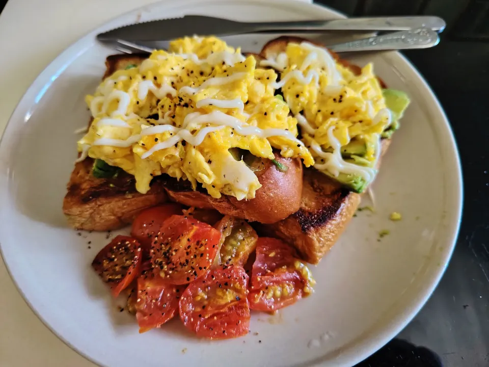 Happy Toast : Avocado scrambled eggs tomatoes seasalt black pepper butter kewpie mayo😍💕😘❤️❤️❤️|🌷lynnlicious🌷さん