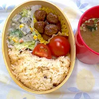 鶏釜飯と魚スティックのサラダ弁当|ゆっきーさん