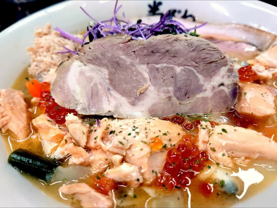 【食べログ TOP 5000】
【本日の限定】
中華そば 半ざわ 
昨日の函館産桜鱒40kgのスペシャル
スープを使った桜鱒とあさりの
クラムチャウダー風ラーメン
 (1,400円) 
＋わかめ (覆麺智/花木共通の
メンバーカード提示で無料) 
＠西巣鴨2分 
(JR板橋駅から徒歩14分) 
25060
〈醤34塩10噌󠄀6タ2昆3出2F3冷0〉|大脇さん