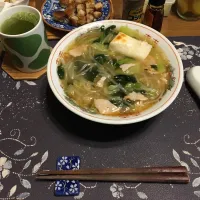 餅入り醤油餡掛けラーメン、サイコロ切りポークソテー、わかさぎの唐揚げ、沢庵、熱い日本茶(昼飯)|enarinさん