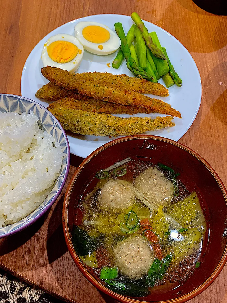 ししゃもフライ、塩味玉、アスパラ、肉団子スープの夜ご飯。お雛様感ゼロでごめんね！|りえはるさん