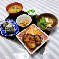 grandmaの晩ごはん☆ 今夜は唐揚げ➕人参🥕の酢の物
水菜と厚揚げの煮物､酒粕入りお味噌汁で頂きます|kaoriさん