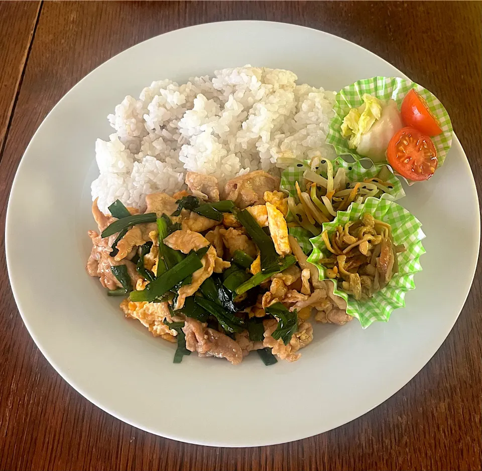 ランチ♯ニラ玉豚|小松菜さん