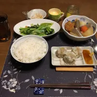 ご飯、焼売、大根と人参とじゃがいもと絹厚揚げとさつま揚げとこんにゃくの煮物、ターサイのニンニクごま油炒め、大根の切れ端のなます、沢庵、烏龍茶、手作りプリン(夕飯)|enarinさん