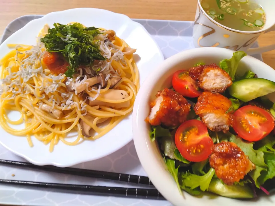 明太しらすパスタ　チキンサラダ|さゆさん