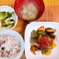 カジキとなすの味噌炒め♡小松菜としめじのからしポン酢あえ♡あさりのお吸い物♡| まゆかさん