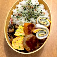 今日のお弁当（かにかまとネギ入りだし巻き卵、ちくわのクルクル巻き、ひじき、冷凍のハンバーグとハムチーズフライ）|momoさん